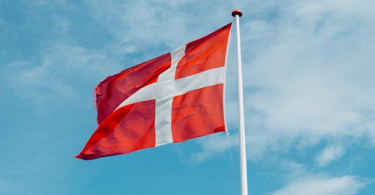 Read more about the article Flagstangen: Et Centralt Element i Hjemmets Historie og Fester